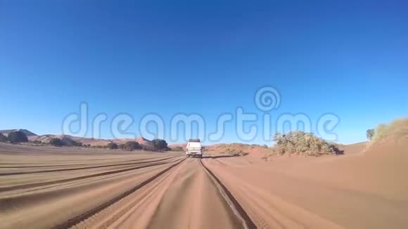 在骨架海岸上行驶4x4视频的预览图