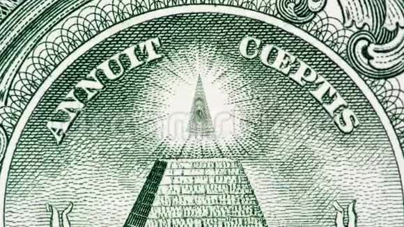 创意4k视差视频的细节1美元钞票与旋转的眼睛在金字塔顶部宏观观点视频的预览图