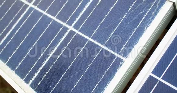 关闭一个破裂的太阳能电池板在车站可持续能源4k视频的预览图