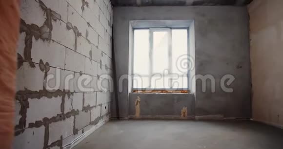 一间有4k砖墙的房间的装修工作视频的预览图