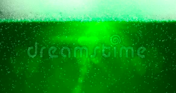 圣帕特里克的绿色啤酒背景与镜头耀斑与三叶草叶参加节日酒吧派对3D渲染视频的预览图