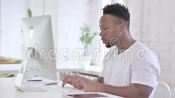 生病的非洲男子桌面和咳嗽工作视频的预览图