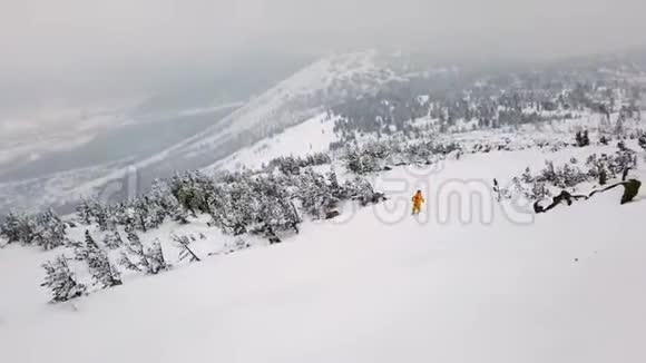 滑雪者从山上滑下危险的石头岩石视频的预览图