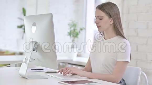 努力工作的年轻女子桌面故障视频的预览图