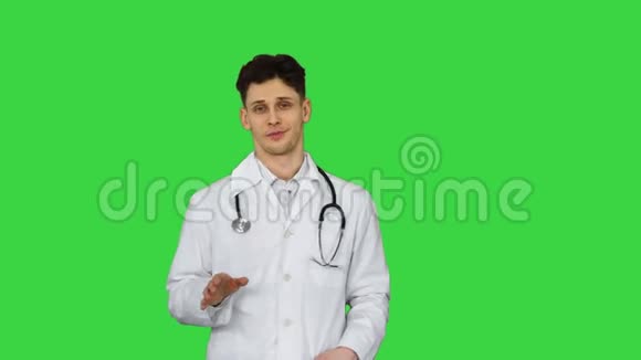 骨科医生与相机交谈和跳舞后一切将是好的绿色屏幕铬键视频的预览图