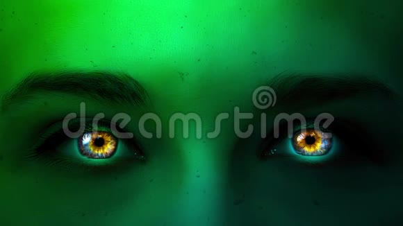 创意4k视频的一个缓慢飞扬的灰烬背景下史诗女神秘的绿色脸与美丽的眼睛视频的预览图