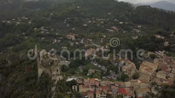 法国4k山上一个小镇的背景上令人惊叹的山脉视频的预览图