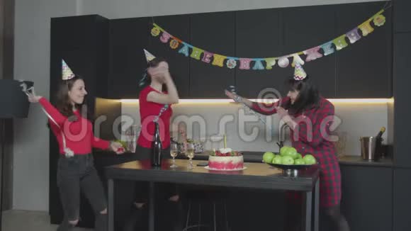 生日派对上扔蛇纹石的快乐女人视频的预览图
