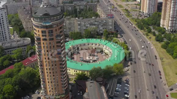 有绿色屋顶的有趣的圆形建筑视频的预览图
