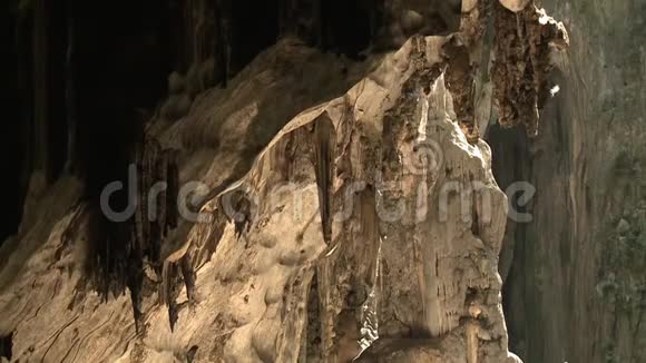 巴图洞穴中的黑石视频的预览图