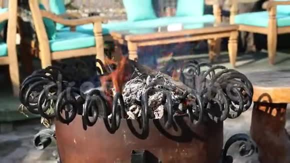 在地中海餐厅的装饰取暖器里燃柴在寒冷的冬季温暖游客或客人视频的预览图