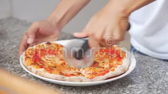 新鲜烘焙的木粉披萨切片和服务与梅蒂奶酪新鲜烤木披萨切片视频的预览图