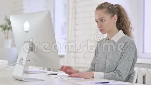 疲惫的年轻拉丁女人在现代办公室背疼视频的预览图