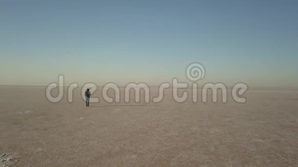 一个人走在平坦的地面上天涯海角土耳其视频的预览图