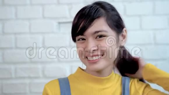 可爱的东南亚青少年笑容灿烂可爱视频的预览图
