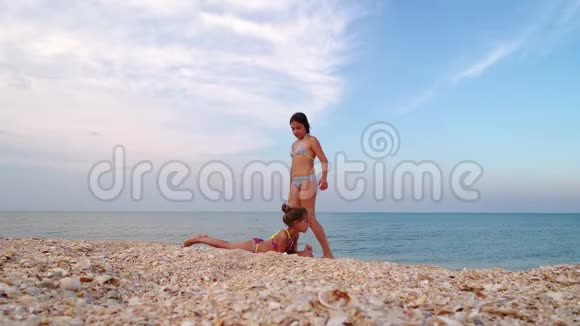 海边的体操运动员视频的预览图