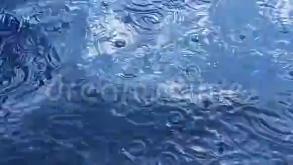 雨期蓝色水面纹理单色经典蓝色背景与共空间视频的预览图