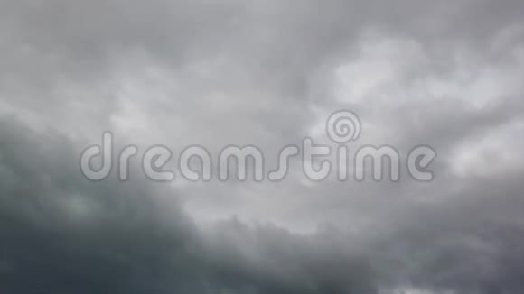风暴云在时间流逝恶劣天气和不祥的天空中快速移动视频的预览图