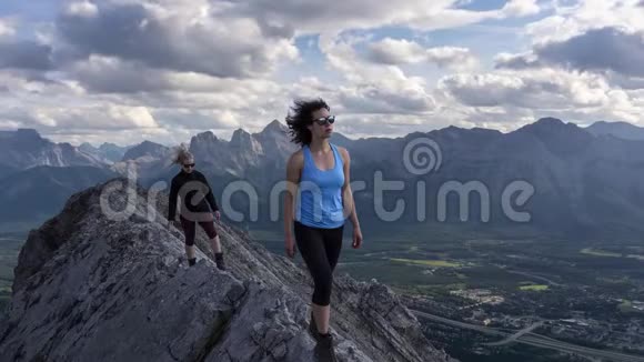 加拿大落基山脉冒险少女徒步穿越的时间视频的预览图