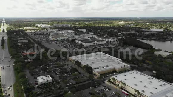 空中建立彭布罗克湖购物中心视频的预览图