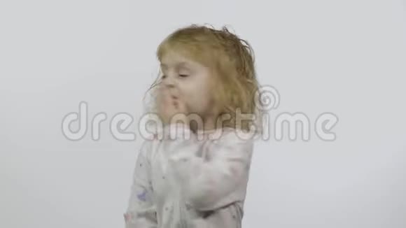睡衣里的小女孩做飞吻白色背景视频的预览图