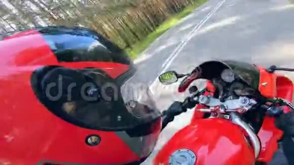 摩托车驾驶员移动时的侧视图视频的预览图