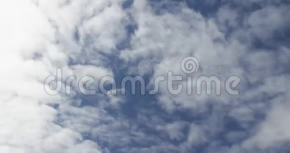 蓝天与云彩的低角度视野视频的预览图