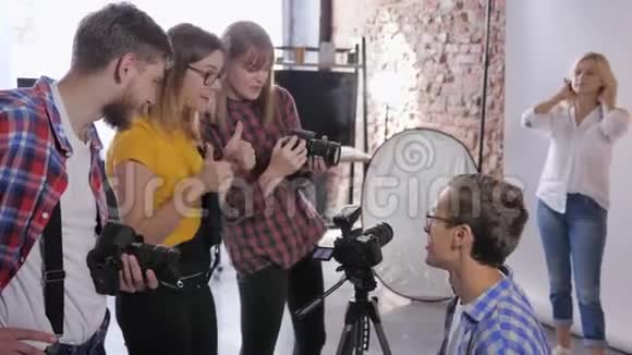 摄影工作室摄影师公司在专业工作室培训期间讨论安装单反相机视频的预览图