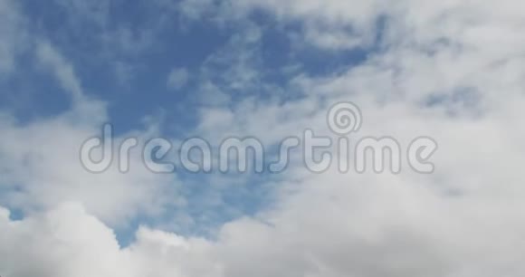 蓝天与云彩的低角度视野视频的预览图