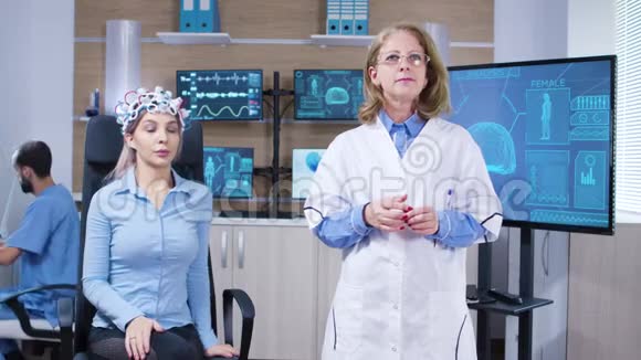 女性神经科学家做旋转手势视频的预览图