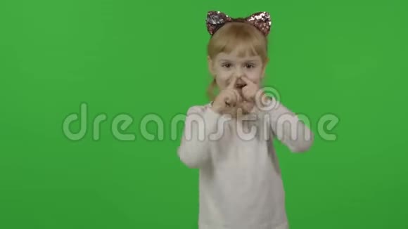 戴着猫头巾的快乐女孩孩子的鼻子色度键视频的预览图