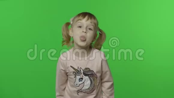 穿独角兽运动衫的女孩露出舌头和微笑快乐的孩子色度键视频的预览图