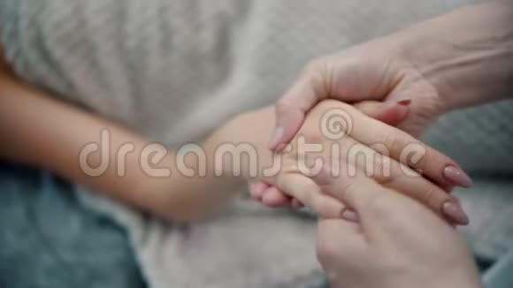 按摩女按摩师正在揉一个年轻女人美丽的手指视频的预览图