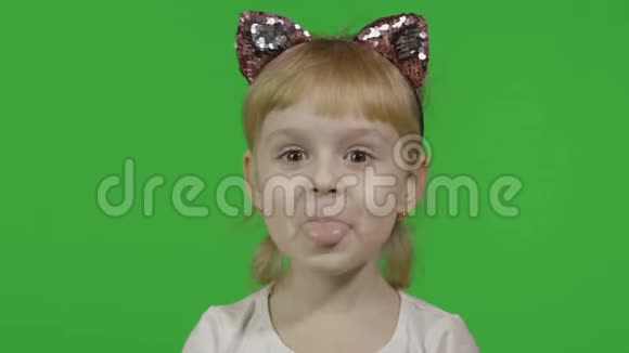 戴着猫头巾的女孩大声笑快乐的四岁孩子色度键视频的预览图