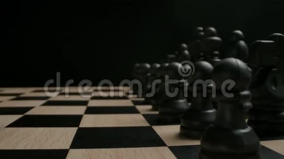 黑色棋子在开始位置准备游戏概念视频的预览图