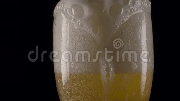 啤酒泡沫倒在杯边视频的预览图