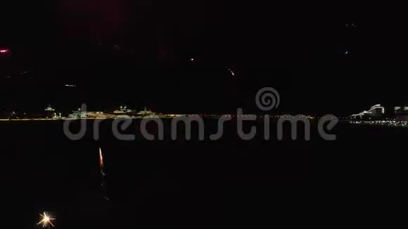 烟花深夜在街上爆炸视频的预览图
