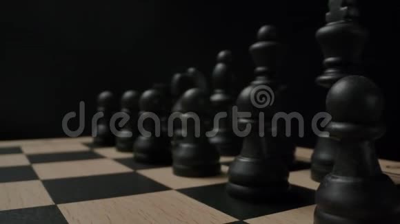棋盘上的E7E5棋子黑棋子的第一个标准动作视频的预览图
