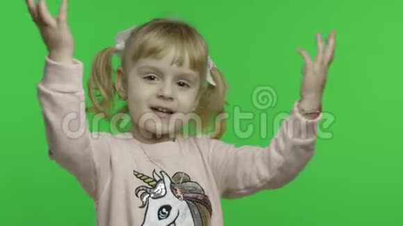 穿独角兽运动衫的女孩跳舞唱歌快乐的孩子色度键视频的预览图