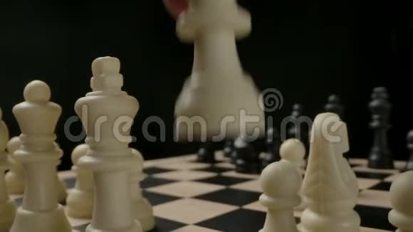 人手从第一线移动白主教棋子视频的预览图