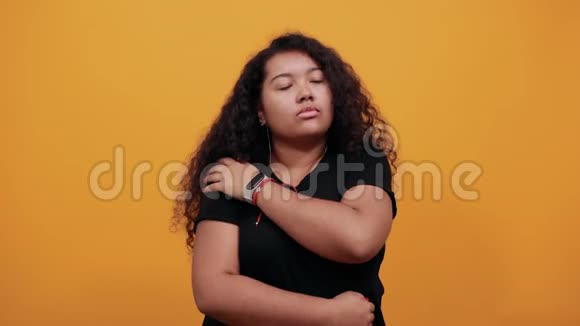 美国黑人女青年手靠肩肌肉疼痛视频的预览图