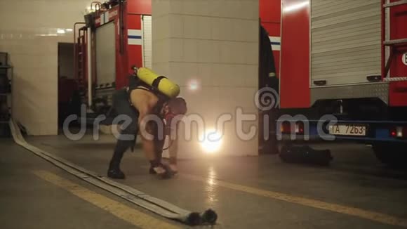 半裸消防队员戴面罩在室内用腹肌练习氧气罐视频的预览图
