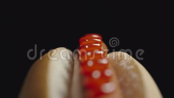 热狗带香肠和番茄酱在白色面包快关门视频的预览图