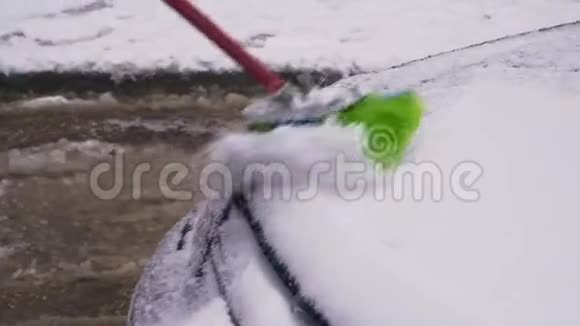 4司机把车从雪中清除了视频的预览图