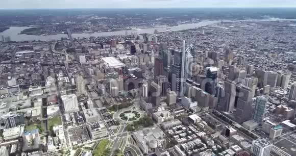 费城城市景观与商业区和河流的背景4kI视频的预览图