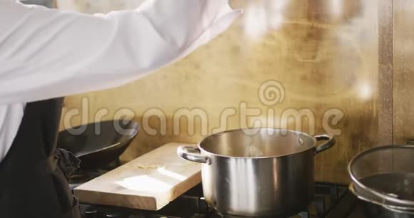 厨师把意大利面放进开水里视频的预览图