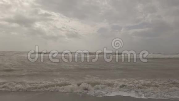 暴风雨的夜晚在海滩上波涛汹涌的大海和阴沉的天空视频的预览图