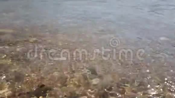 柔软的海浪和卵石海滩太慢了视频的预览图