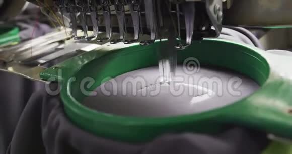 缝纫机在工厂制造服装视频的预览图
