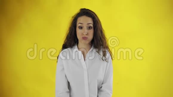 年轻的金发女人脸上的黄背视频的预览图